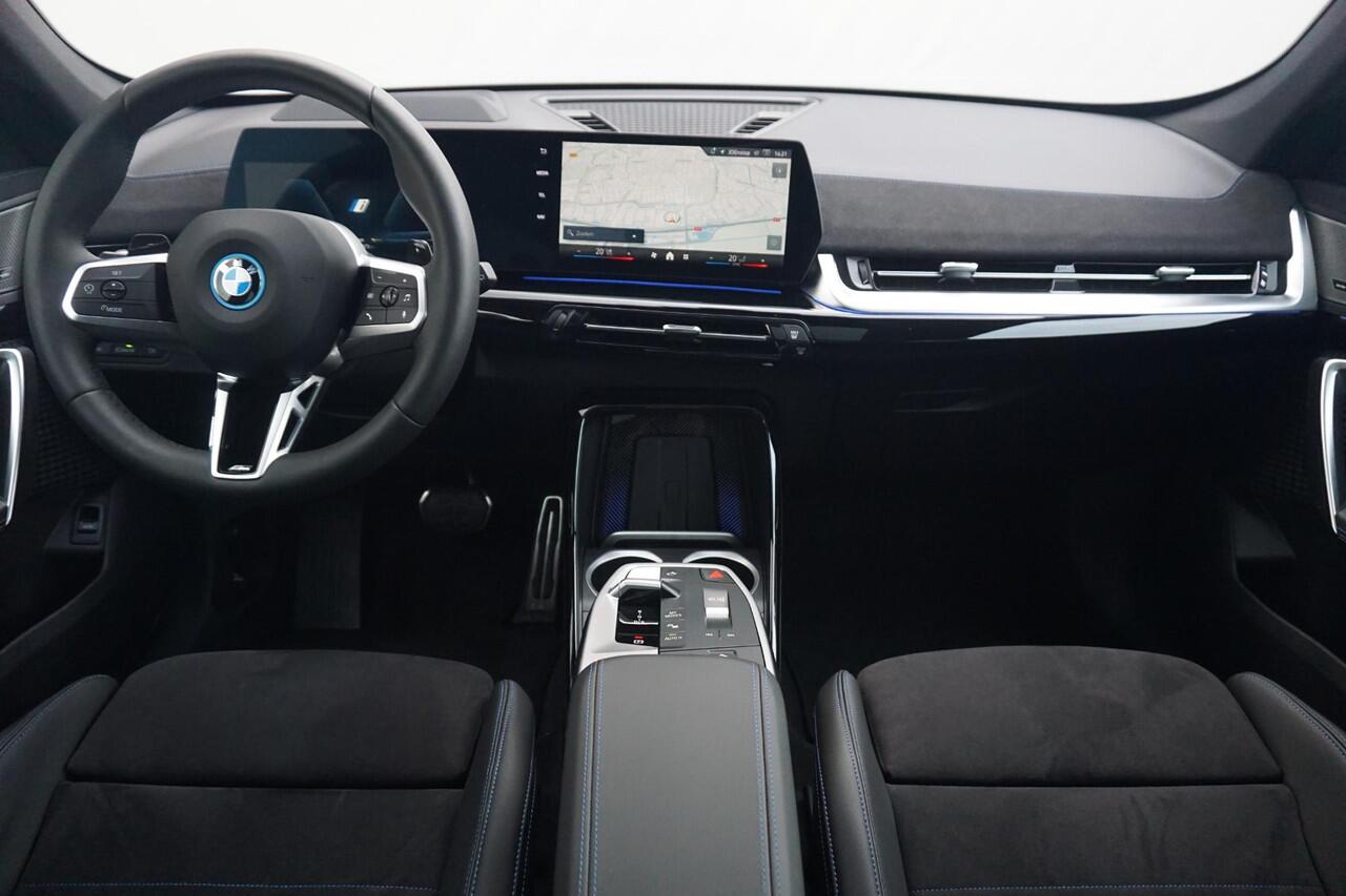 BMW X1 xDrive25e M Sportpakket 20'' / Panoramadak / Harman Kardon / Trekhaak / Elektrisch Verstelbare M Sportstoelen