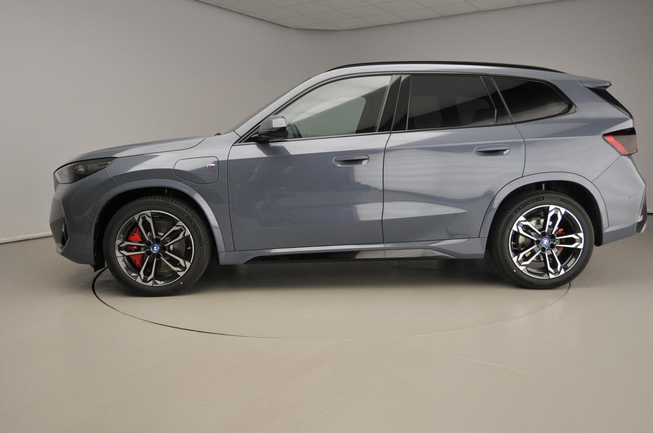 BMW X1 xDrive25e M-Sportpakket / Trekhaak / Panoramadak / Head-up / Park assist / Camera / Alu wielen 19 inch