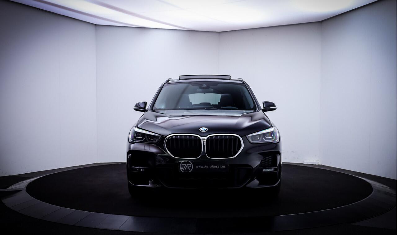 BMW X1 20iA Xdr.M-SPORT High Executive PANO | HEAD UP | LEDER | FULL LED | STOELVERW | DAB | NAVI | CRUISE | LMV