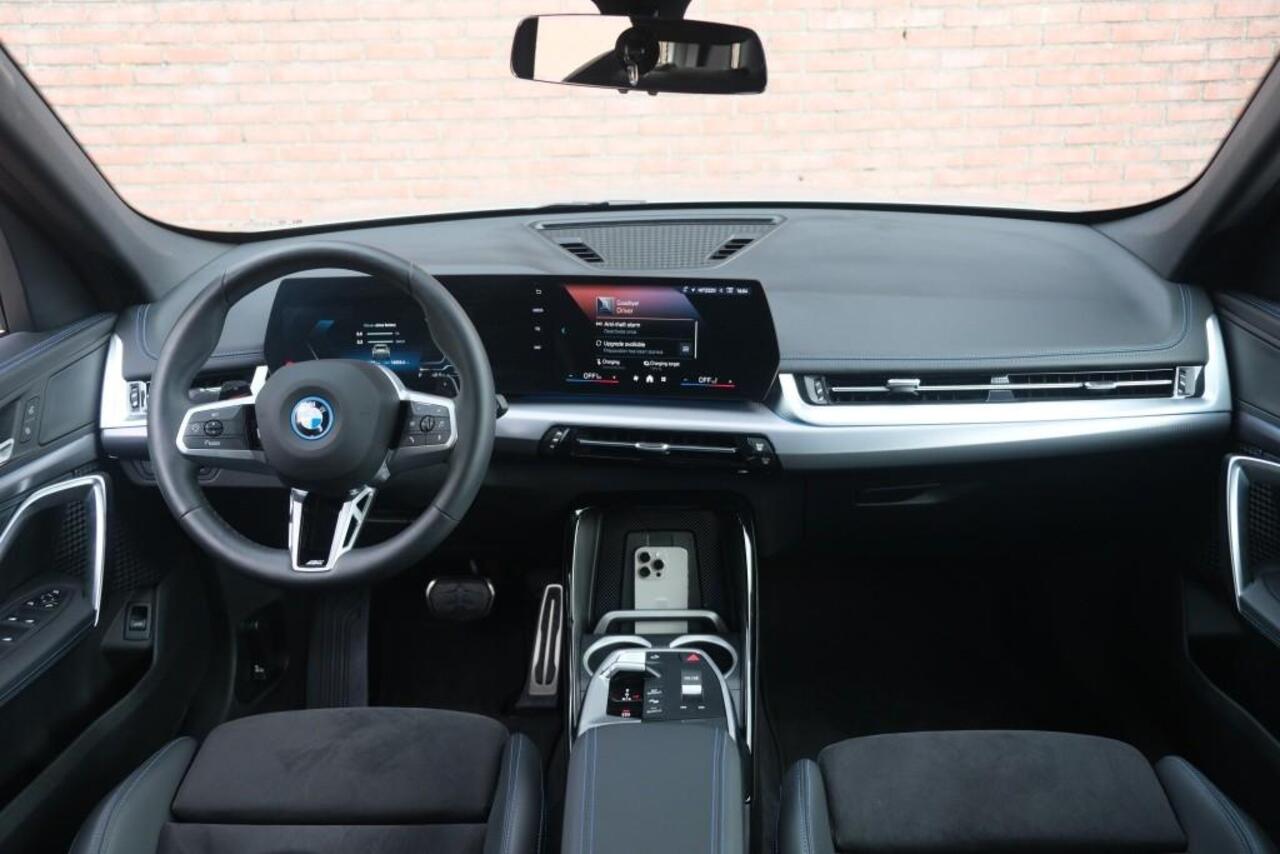 BMW X1 xDrive25e 245pk Aut. M Sport | Navi | Climate | Keyless | Camera | Alcatara | Elektrische Achterklep | Stoelverwarming | PDC