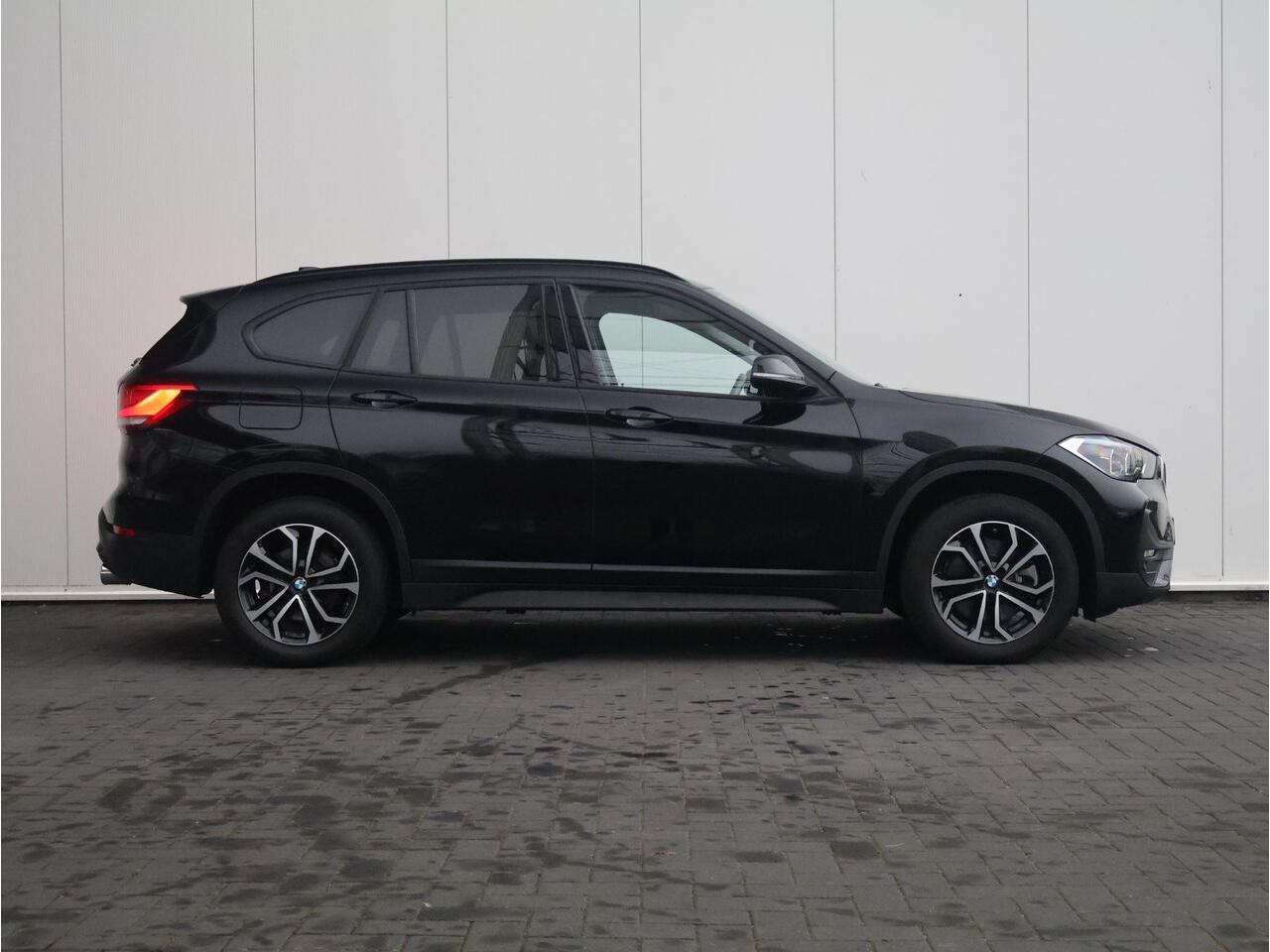 BMW X1 sDrive20i High Executive Achteruitrijcamera/ Stoelverwarming/ Sportstoelen/ Cruise Control/ Elektrische Achterklep