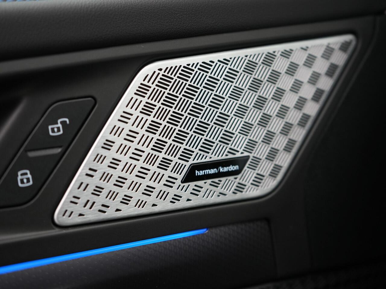 BMW X1 xDrive30e M-sport Plug in Hybrid 327pk PHEV | Adaptive Cruise | Head-up Display | 360 Camera | Carplay | Stoelen Verwarmd | Sfeerverlichting |