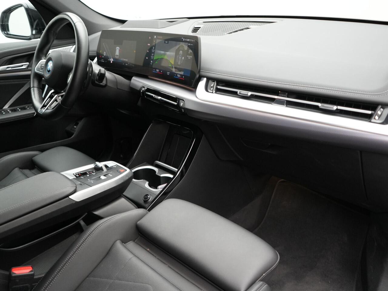 BMW X1 xDrive30e M-Sport Plug In Hybrid 326pk Dealer O.H PHEV | Adaptive Cruise | 360 Camera | Head Up | Adaptive Onderstel | Lederen Sportstoelen Massage & Memory | Harman Kardon | Widescreen Navi | Keyless | Sfeerverlichting |