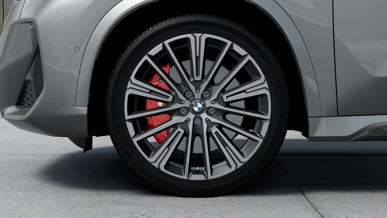 BMW X1 xDrive23i High Executive M Sport Automaat / Panoramadak / Trekhaak / Sportstoelen / M Adaptief onderstel / Head-Up / Adaptieve LED / Parking Assistant Plus