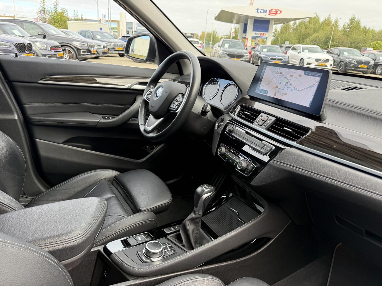 BMW X1 xDrive25e High Executive xLine Panoramadak Elek. Stoelverstelling Lederen Bekleding LED Trekhaak Keyless Entry Carplay Achteruitrijcamera 19 Inch Head-Up Display