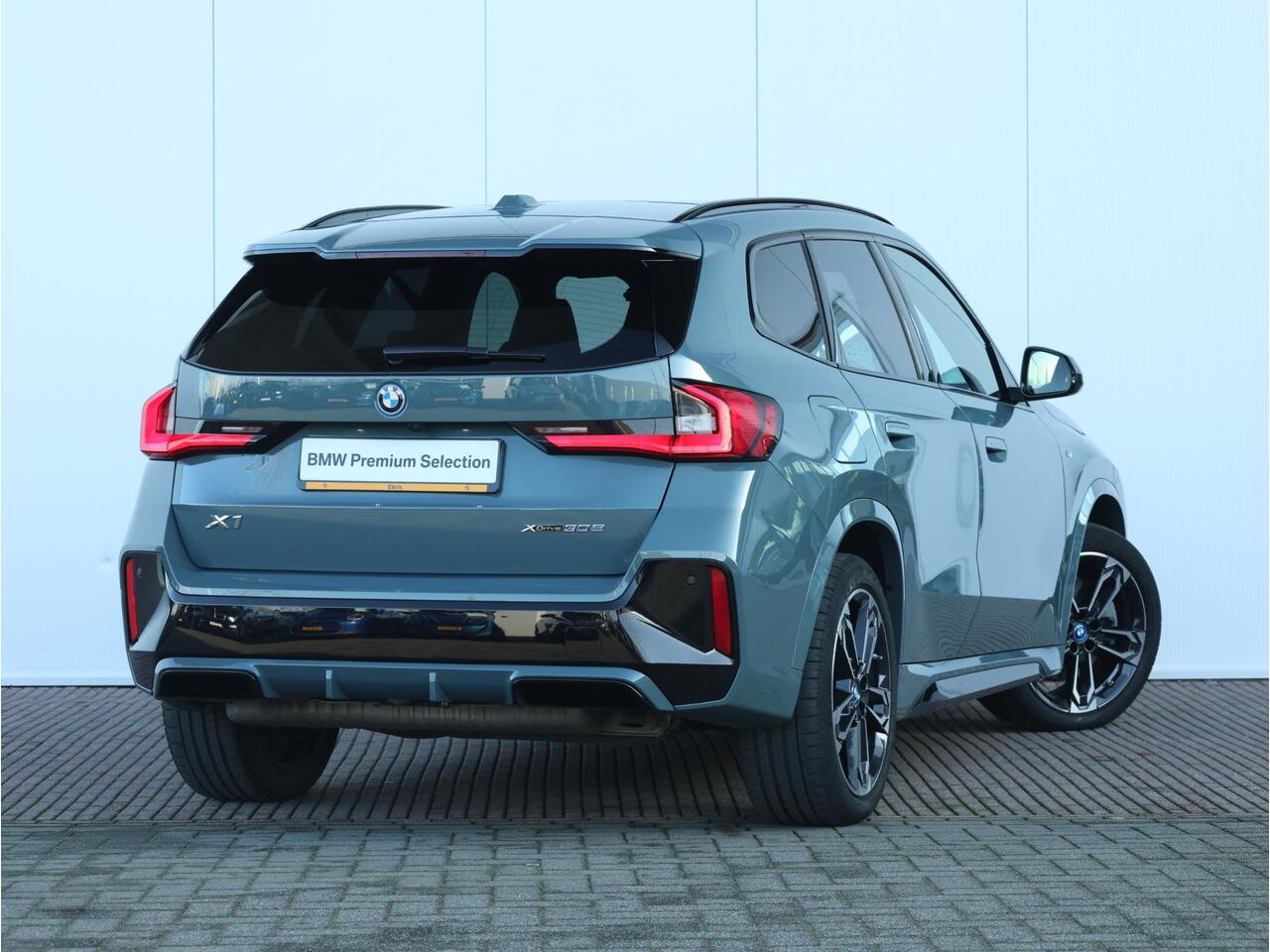 BMW X1 xDrive30e M Sportpakket/ Verwarmd Stuurwiel/ Trekhaak/ Achteruitrijcamera/ Panoramadak/ Driving Assistant Plus/ Stoelverwarming