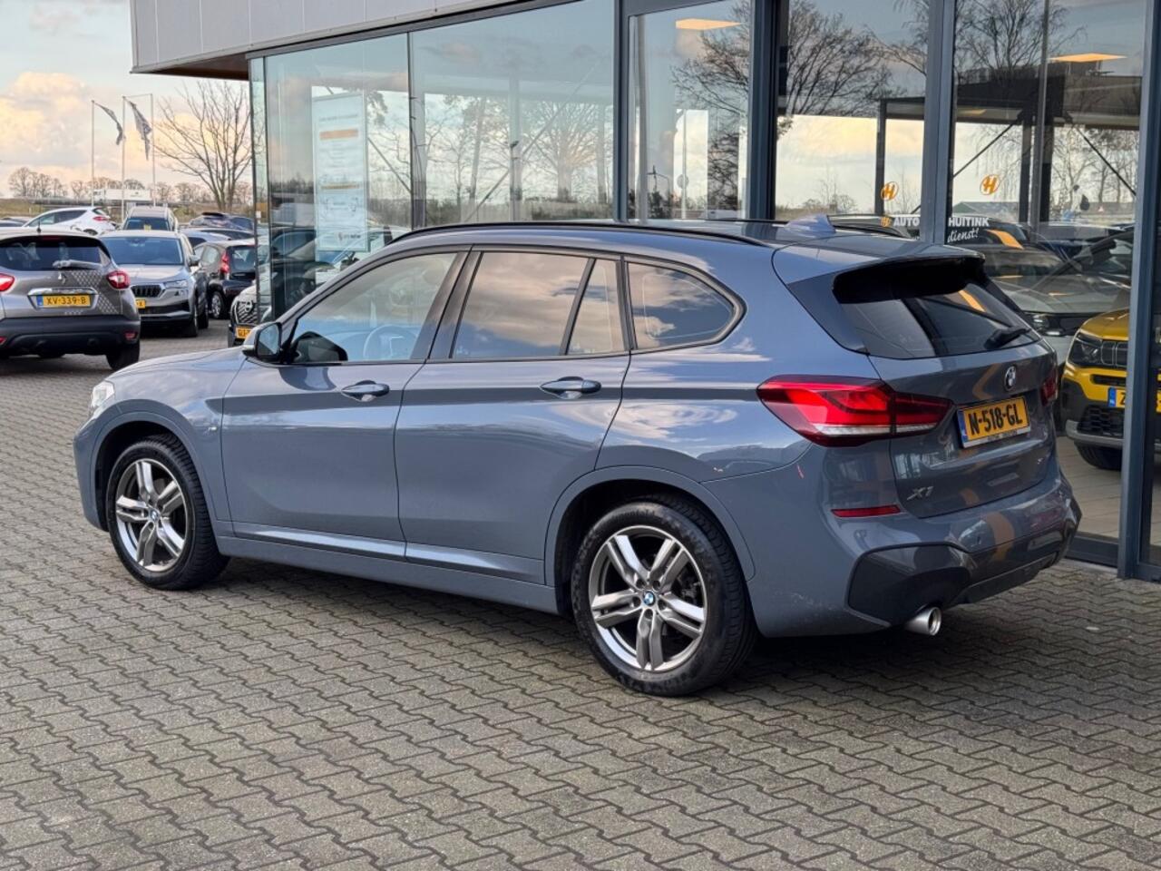 BMW X1 sDrive18i High Executive - navi - stoelverwarming - trekhaak