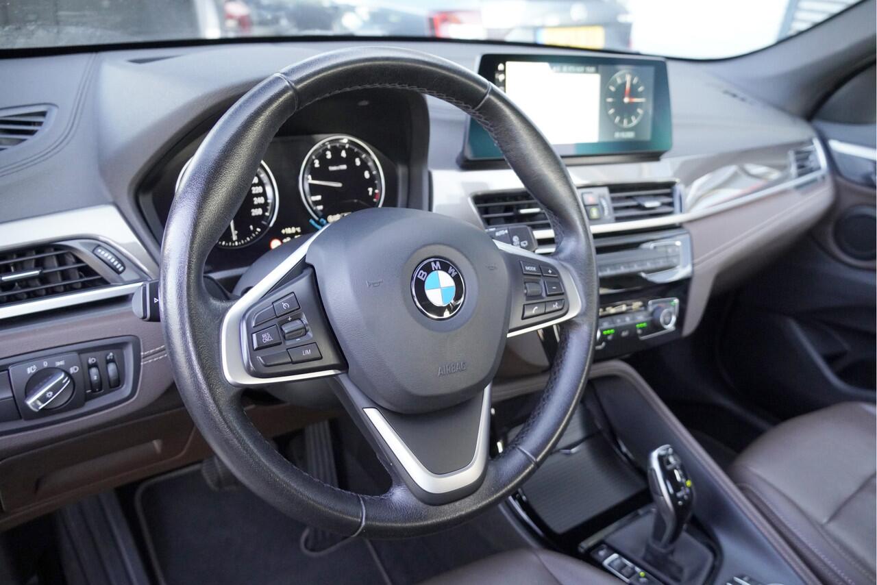 BMW X1 sDrive20i 192PK! Automaat VDL Nedcar Edition Executive BJ2020 Lmv 18" | Led | Pdc | Navi | Sideskirts | Head-Up display | Elek. achterklep | Climate control | Cruise control | Lederen bekleding | Verwarmde voorstoelen | Zwarte hemel | Getint glas