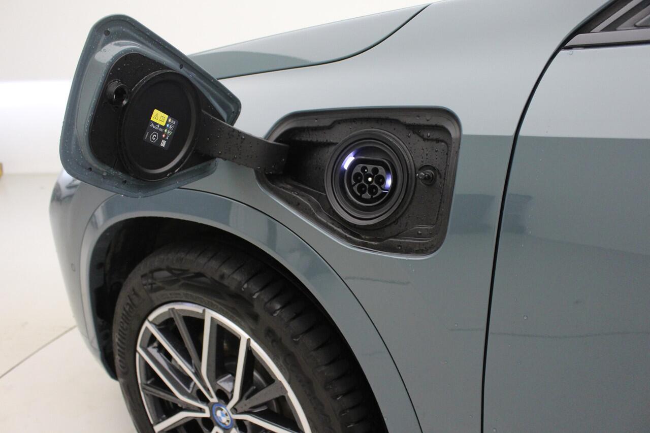 BMW X1 xDrive25e M-Sport | Panorama | Voorbereiding Driving Assistant Plus | Trekhaak | Camera