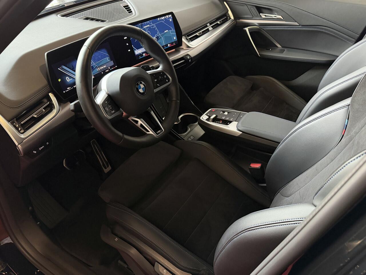 BMW X1 SDRIVE M-SPORT SHADOW LINE NAVI LED ELEK.KLEP ADAP.CRUISE LEER/ALCANTARA CAMERA M-SPORT INTERIEUR / EXTERIEUR ? Top Auto's. Al 30 Jaar uw Bmw Specialist in , BMW M / M Sport / PHEV / HEV / Hybrid / Mhev / 25e / 30e / xDrive25e // xDrive30e / sDrive18i / 