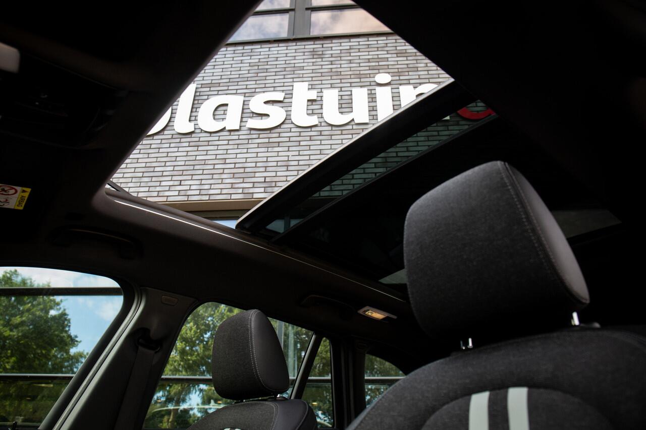 BMW X1 xDrive25e Executive , Glazen panoramadak, Head-up display, Achteruitrijcamera, Sfeerverlichting,