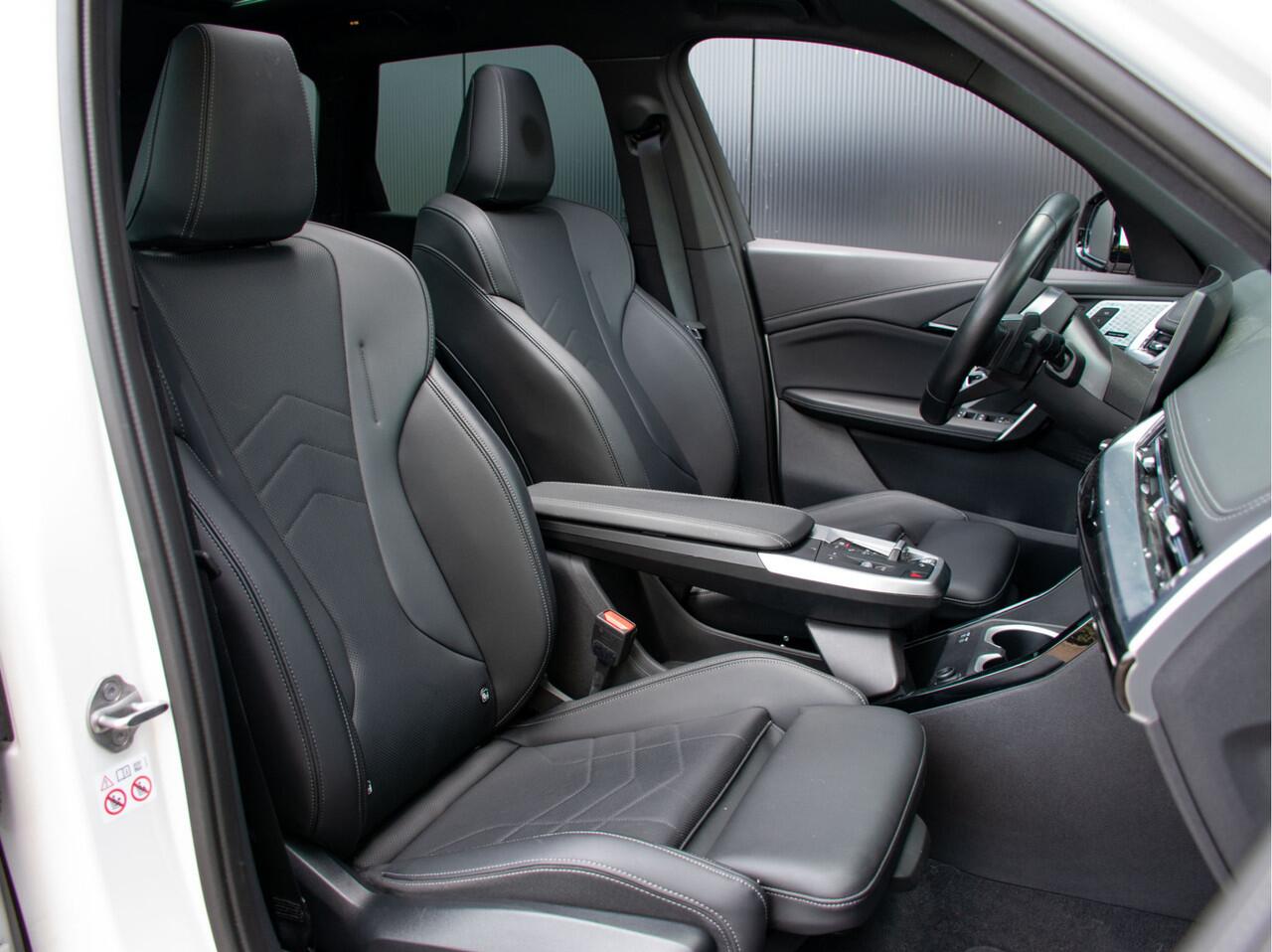 BMW X1 sDrive20i Steptronic M-Sport | Trekhaak | Elektrische stoelen | Adap. LED | Harman Kardon | Schuif-kantel Pano | 360 Camera