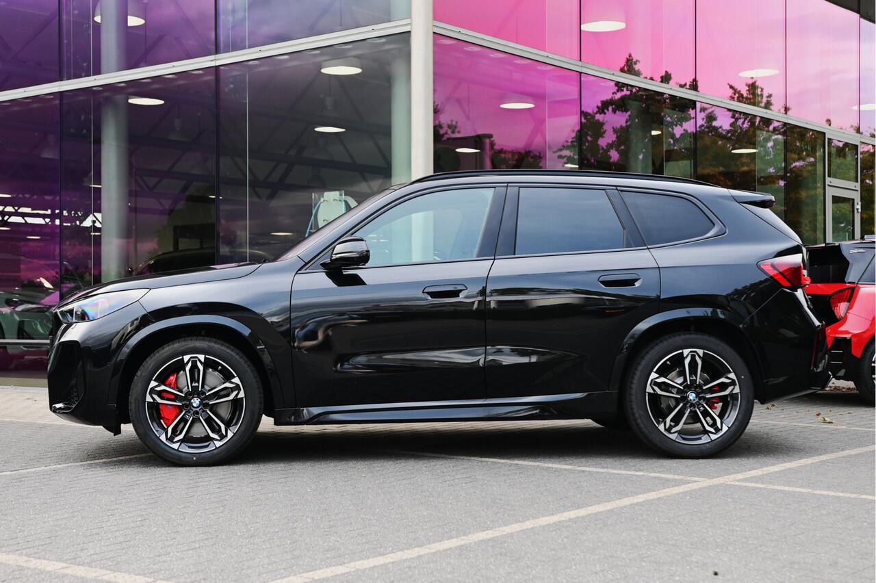 BMW X1 sDrive20i High Executive M Sport Automaat / Panoramadak / Trekhaak / Sportstoelen / M Adaptief onderstel / Adaptieve LED / Parking Assistant Plus / Head-Up / Comfort Access