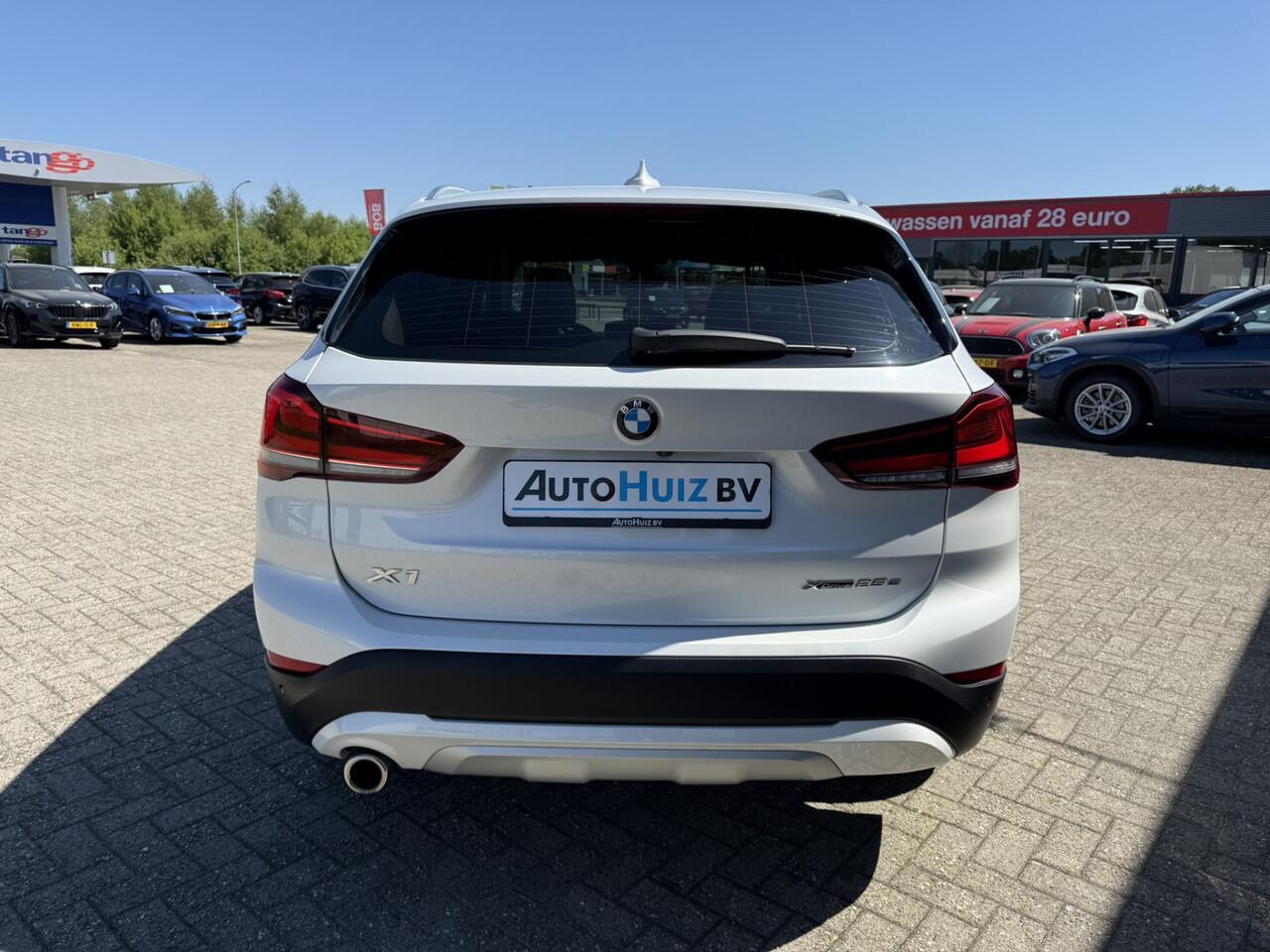 BMW X1 xDrive25e xLine Panoramadak Stuurverwarming Head-Up Display Achteruitrijcamera ACC