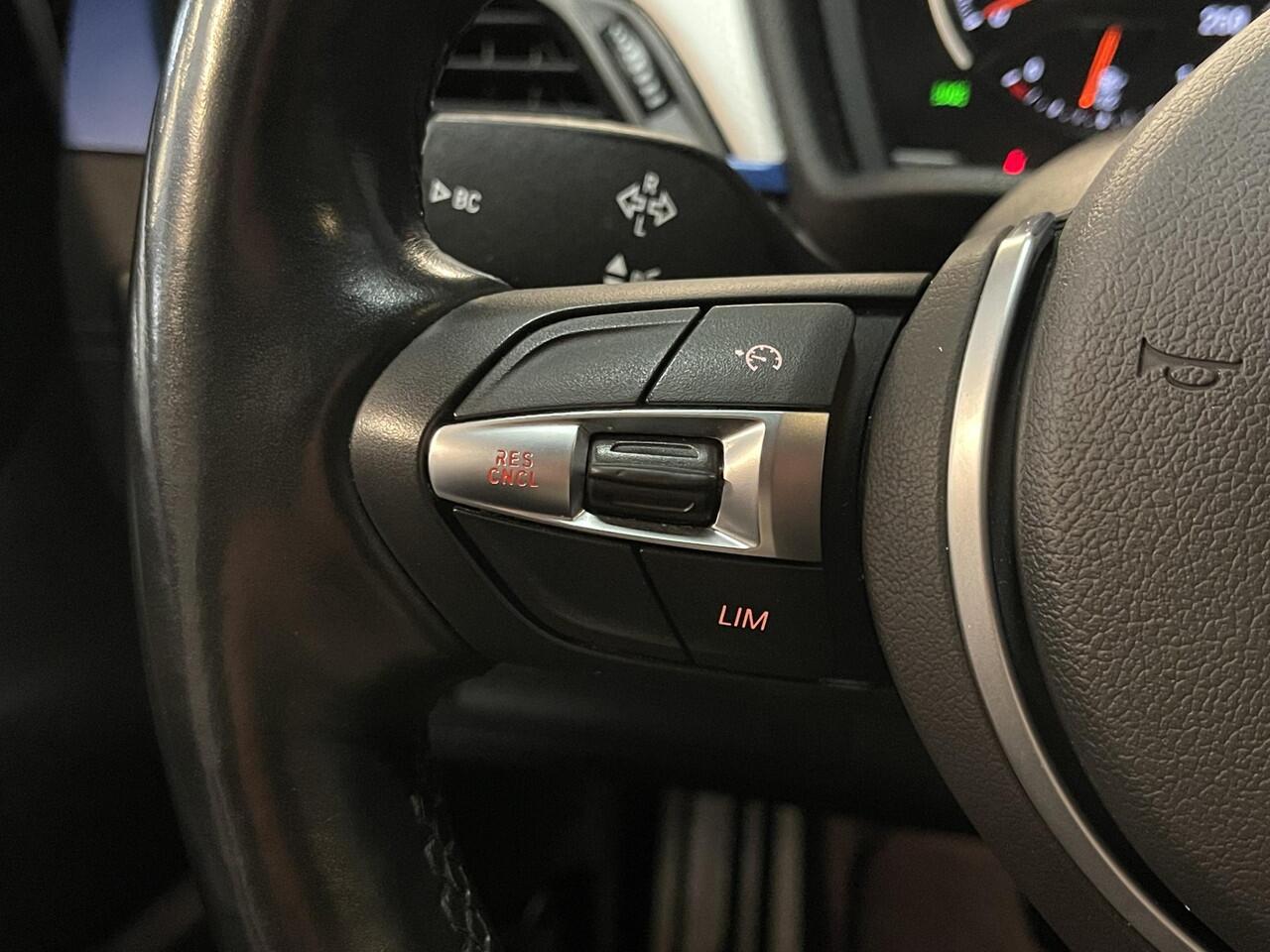 BMW X1 xDrive25e High Executive M Sport 18"/Stoelverwarming/Sportstoelen/Elektrische Klep/LED/DAB/Navigatie/PDC