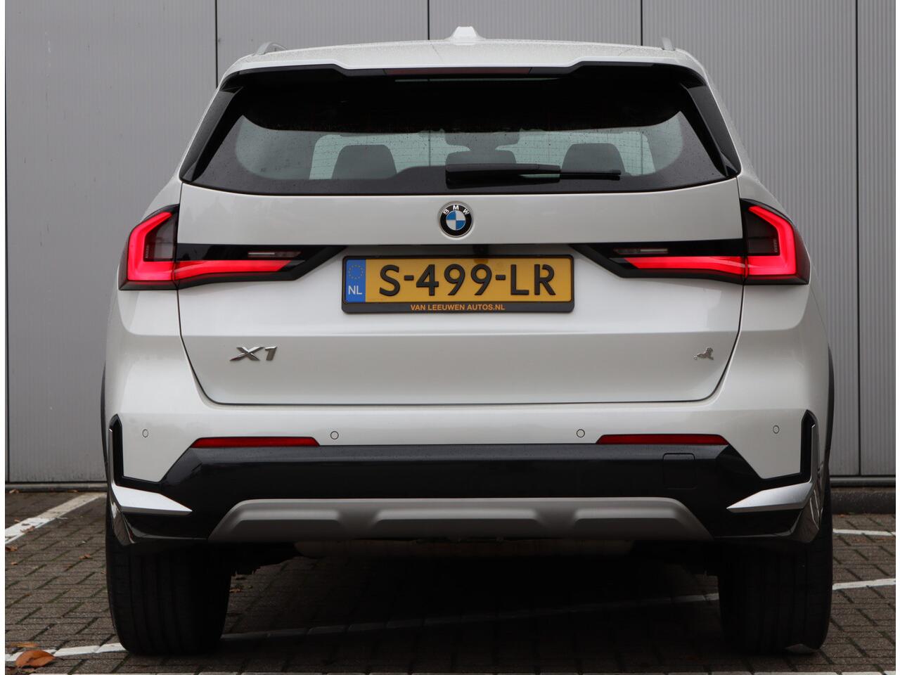 BMW X1 sDrive18i | Leder | Trekhaak | Parkeercamera | Keyless | Org. NL
