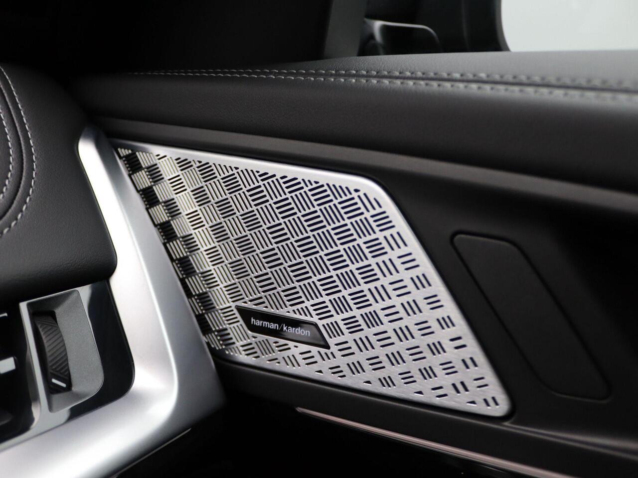 BMW X1 sDrive20i M Sportpakket | Innovation Pack | Comfort Pack | Adaptief M Onderstel | Trekhaak | Elektrisch Verstelbare Stoelen | Actieve Stoel Bestuurder | Driving Assistant Professional | Head-Up Display | Harman Kardon | 18''