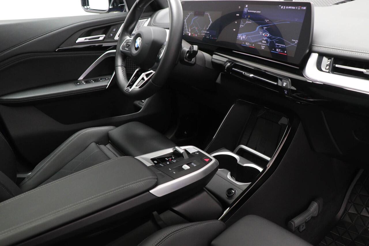 BMW X1 sDrive18i M-Sport | PANORAMADAK | HEAD UP | 360 CAMERA | TREKHAAK | PREMIUM / INNOVATION / TRAVEL | 20"