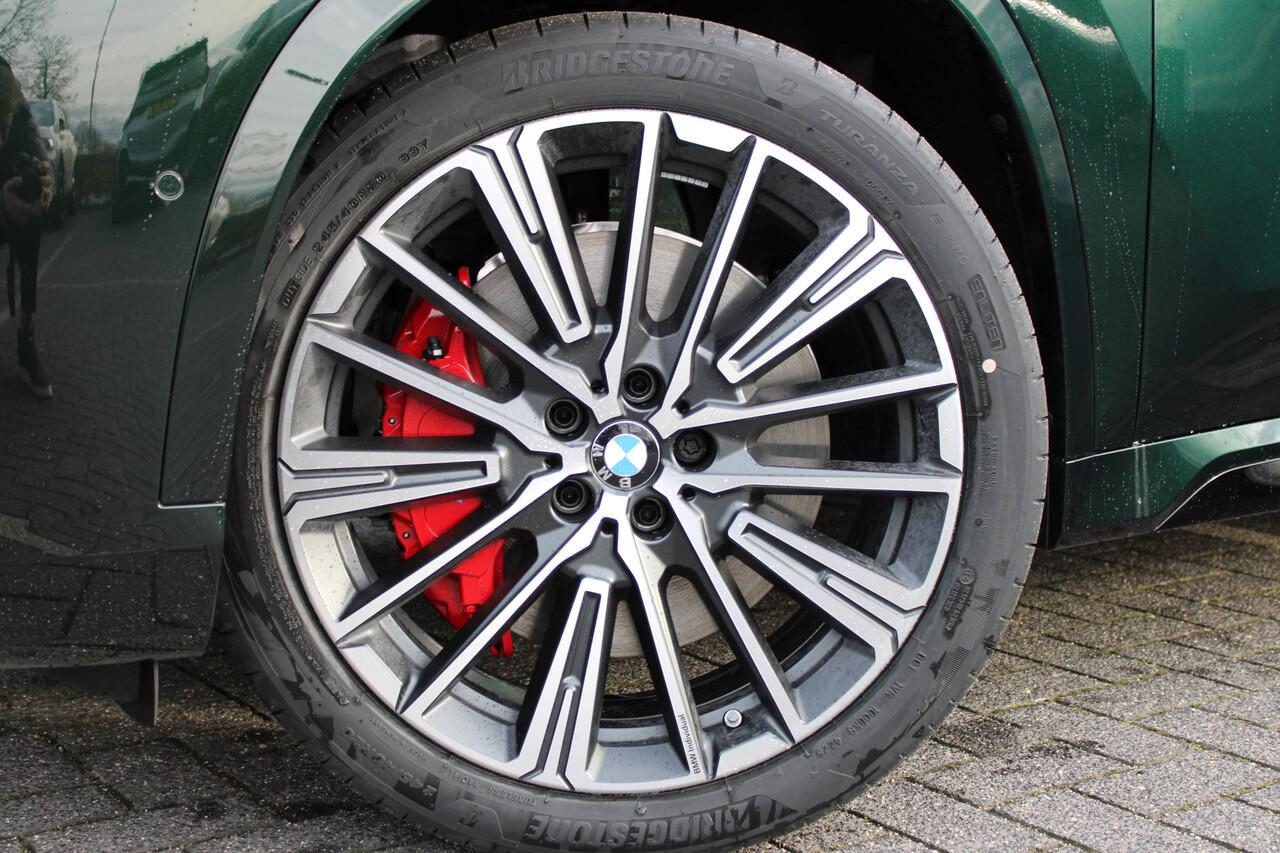 BMW X1 xDrive25e M Sport Automaat / Panoramadak / Trekhaak / Sportstoelen / Achteruitrijcamera / Comfort Access / Adaptieve LED / M Adaptief onderstel / Stuurverwarming