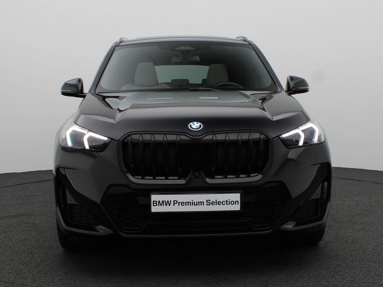 BMW X1 xDrive30e M Sportpakket Pro | Panoramadak | Elek. stoel + Memory | Park. Plus | Head-Up Display | HIFI | 20"