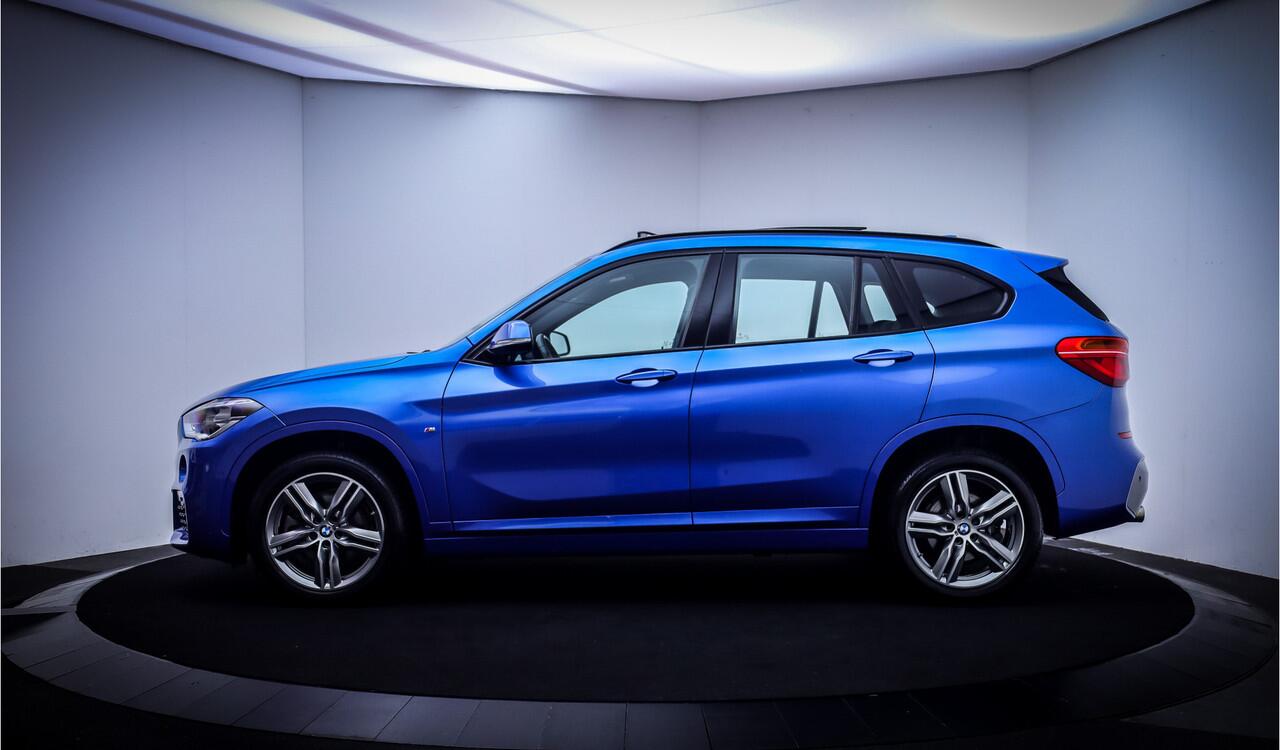 BMW X1 20iA M-SPORT Edition PANO | HEAD UP | CAMERA | ALCANTARA | STOELVERW | NAVI | DAB | ELEK KLEP | LMV 18''