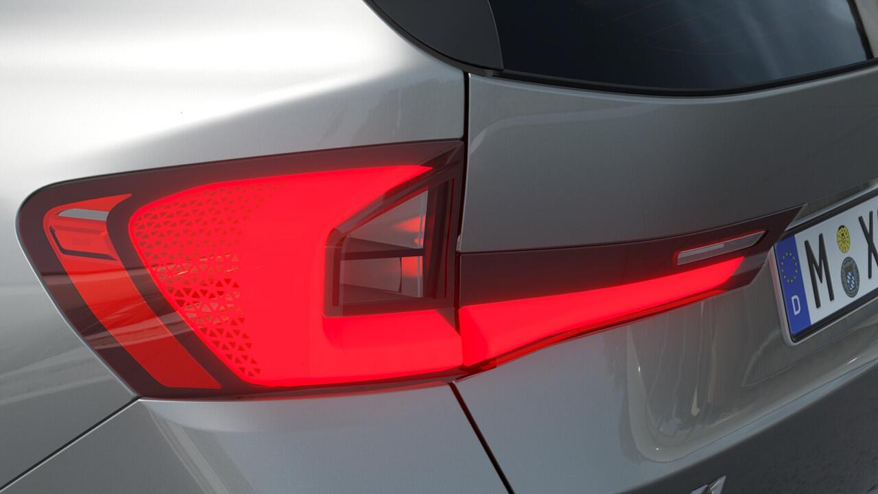 BMW X1 xDrive30e High Executive M Sport Automaat / Trekhaak / Sportstoelen / Adaptieve LED / M Adaptief onderstel / Parking Assistant Plus / Head-Up / Comfort Access