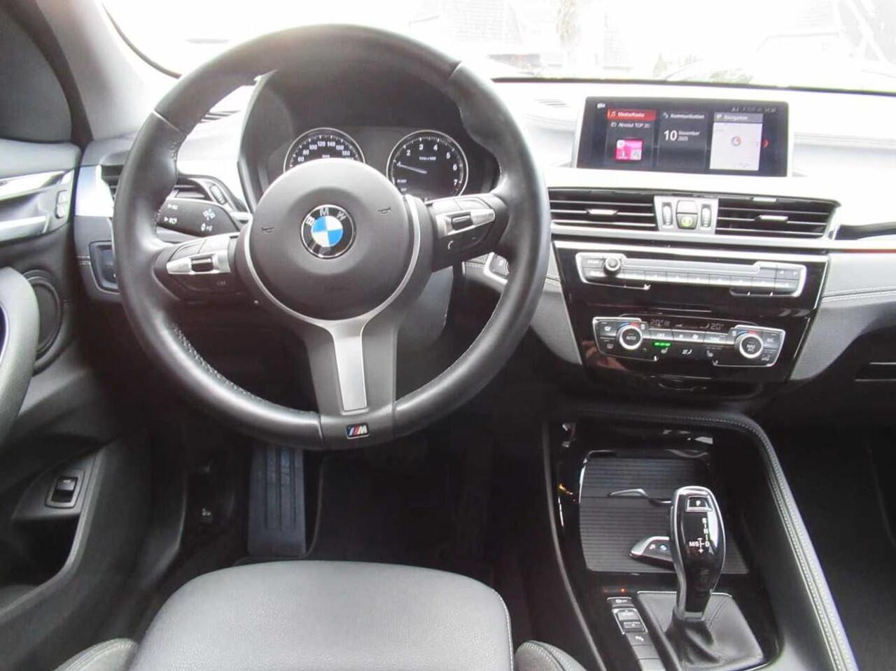 BMW X1 sDrive18i SPORTLINE ** LED, NAVI+, HALF-LEDER, TREKH, PRIVACY, ELECTR. A-KLEP ** 1e EIG - UNFALLFREI - 47 dkm (!) ** ** INFORMEER OOK NAAR ONZE AANTREKKELIJKE FINANCIAL-LEASE TARIEVEN **