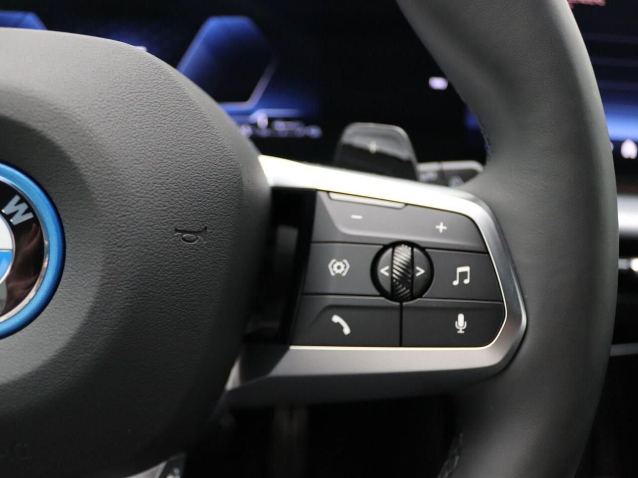 BMW X1 xDrive30e M Sportpakket | Premium Pack | Adaptief M Onderstel | Comfort Access | Trekhaak | Driving Assistant Plus | 18''