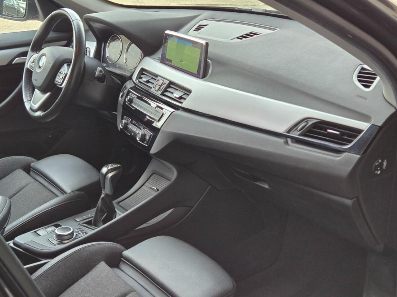 BMW X1 XDRIVE25E SPORT LINE | SPORTSTOELEN | PANORAMA | CAMERA | KEYLESS |