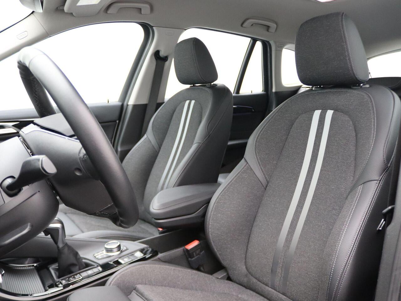 BMW X1 xDrive25e Sportline | Sportstoelen | Park Distance Control Achter | LED-koplampen | Navigatiesysteem | 18''