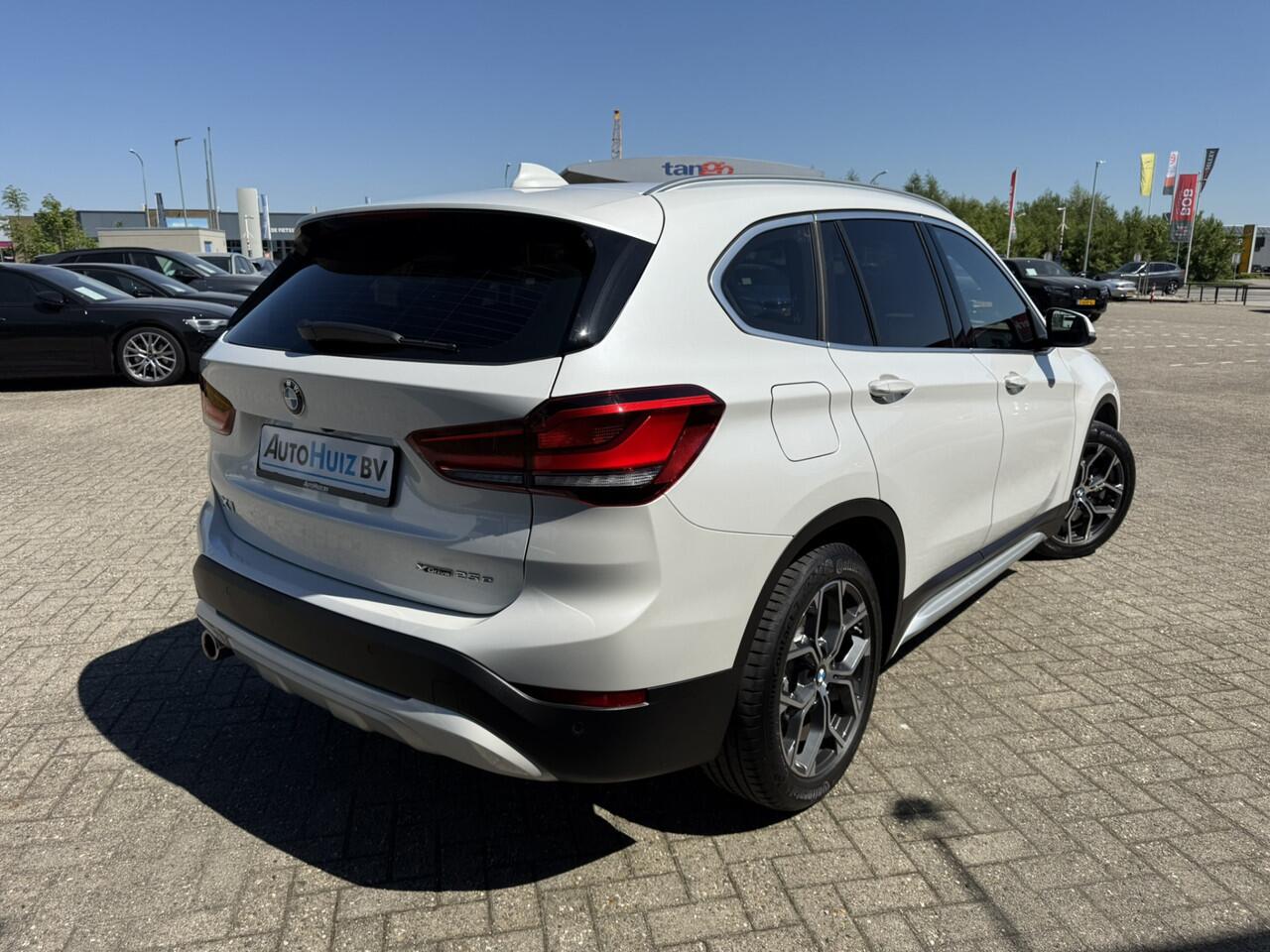 BMW X1 xDrive25e xLine Panoramadak Stuurverwarming Head-Up Display Achteruitrijcamera ACC