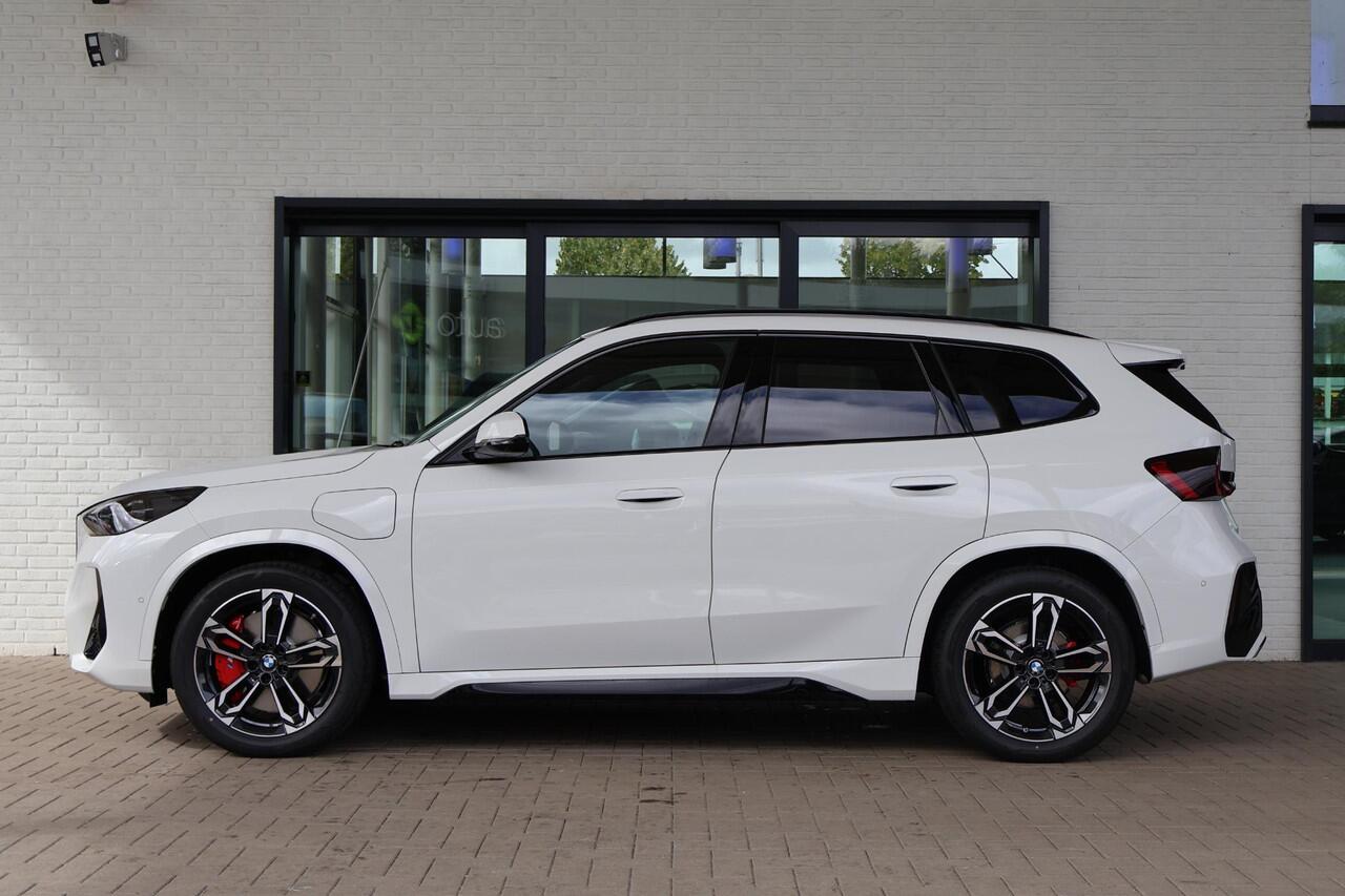 BMW X1 xDrive25e | M Sportpakket Pro | Trekhaak Elektrisch | Stuur- en stoelverwarming | Stoelen Elektrisch met Massage | Harman Kardon | Head-Up Display | 19 "M Dubbelspaak
