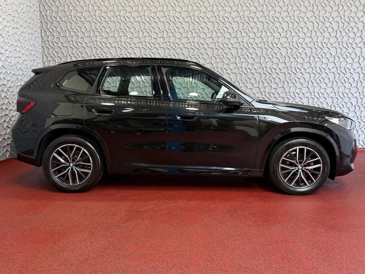 BMW X1 SDRIVE M-SPORT SHADOW LINE NAVI LED ELEK.KLEP ADAP.CRUISE LEER/ALCANTARA CAMERA M-SPORT INTERIEUR / EXTERIEUR ? Top Auto's. Al 30 Jaar uw Bmw Specialist in , BMW M / M Sport / PHEV / HEV / Hybrid / Mhev / 25e / 30e / xDrive25e // xDrive30e / sDrive18i / 