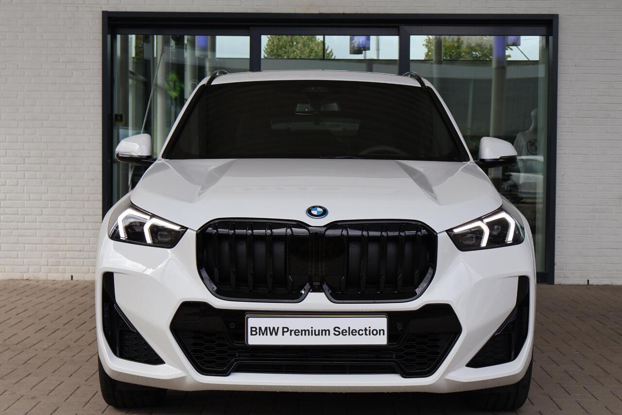 BMW X1 xDrive25e | M Sportpakket Pro | Trekhaak Elektrisch | Stuur- en stoelverwarming | Stoelen Elektrisch met Massage | Harman Kardon | Head-Up Display | 19 "M Dubbelspaak