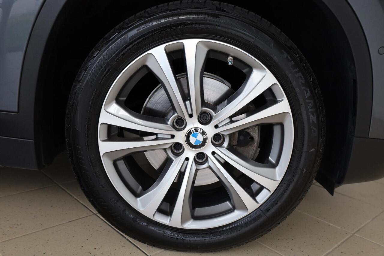 BMW X1 sDrive18i High Executive | Elektrisch Glazen Panorama-dak | Voorstoelen Verwarmd | Elektrisch Bedienbare Achterklep