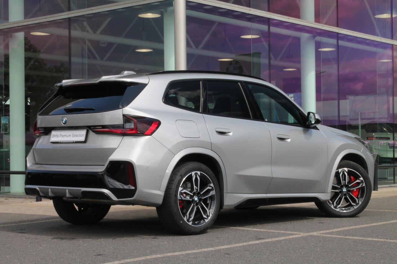 BMW X1 sDrive20i High Executive M Sport Automaat / Panoramadak / Sportstoelen / Parking Assistant Plus / Adaptief M Onderstel / Head-Up / Comfort Access