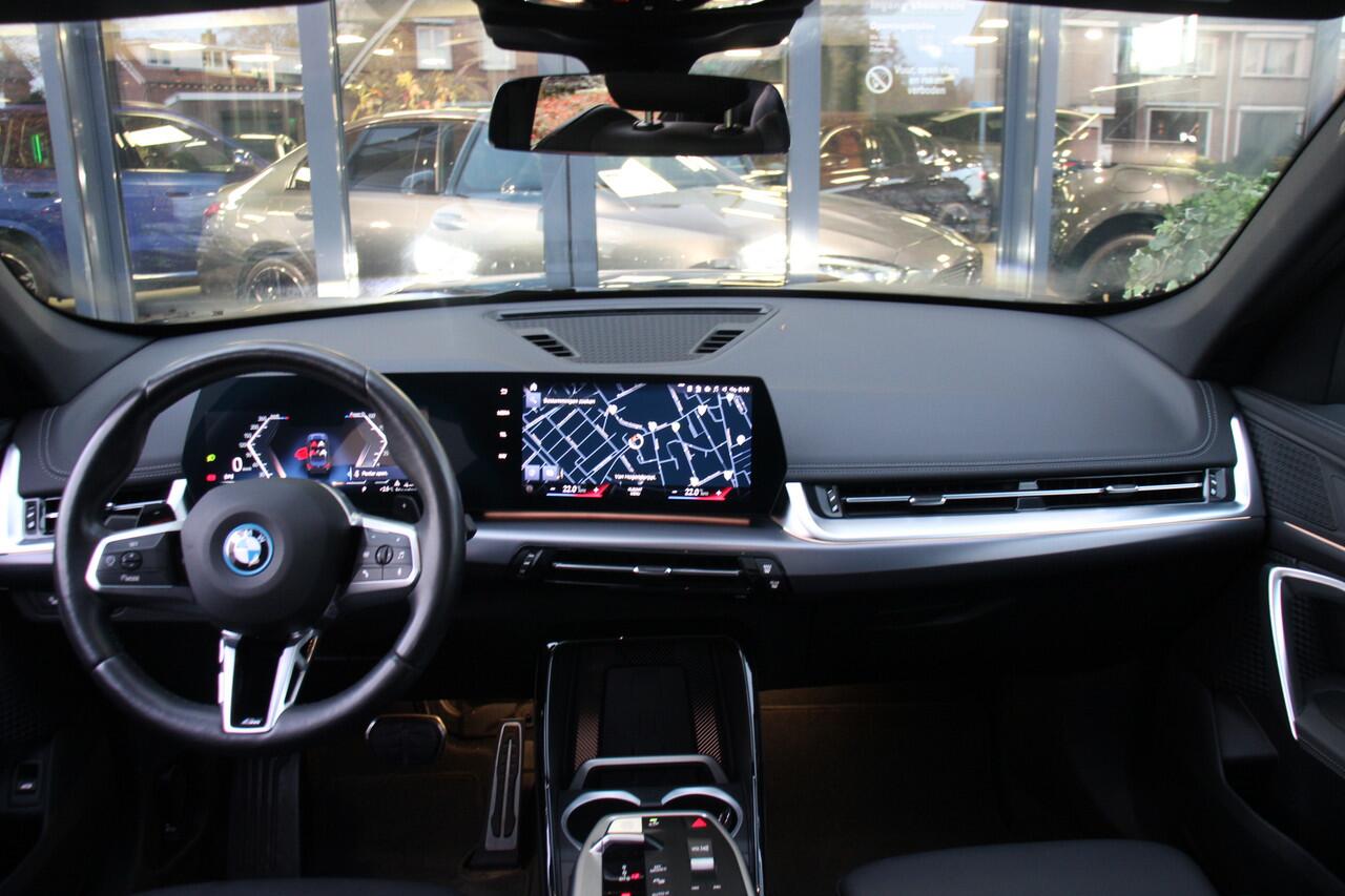 BMW X1 xDrive30e M Sportpakket Shadowline Navi/Camera/Keyless/Memory/Sfeerverlichting/Panoramadak/Led/Leder/19Inch