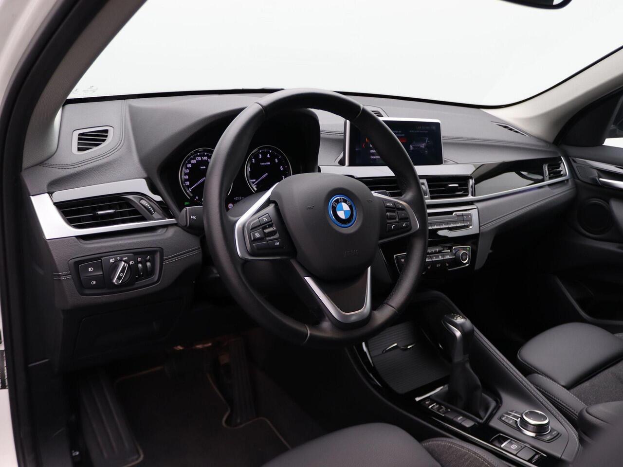 BMW X1 xDrive25e Sportline | Sportstoelen | Park Distance Control Achter | LED-koplampen | Navigatiesysteem | 18''