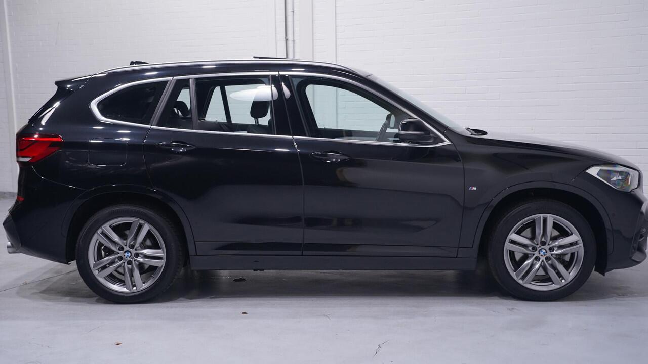BMW X1 sDrive20i M Sport Panoramadak 1e Eig. NAP Head up Camera Apple Carplay Led koplampen