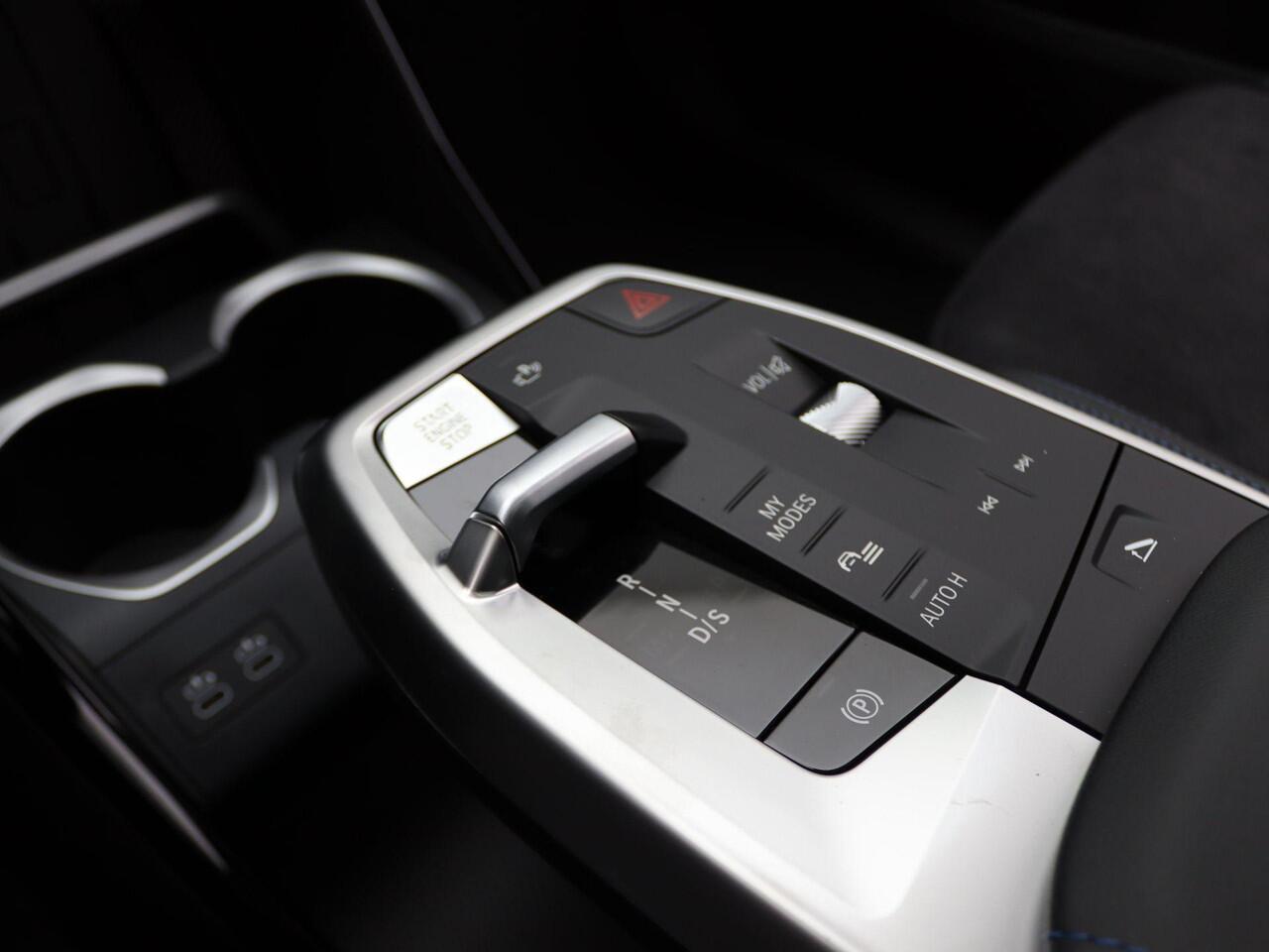 BMW X1 xDrive25e M Sportpakket Pro | Premium Pack | Stuurwielrand Verwarmd | Comfort Access | Trekhaak | Panoramadak | Driving Assistant | Parking Assistant | Harman Kardon | 19''