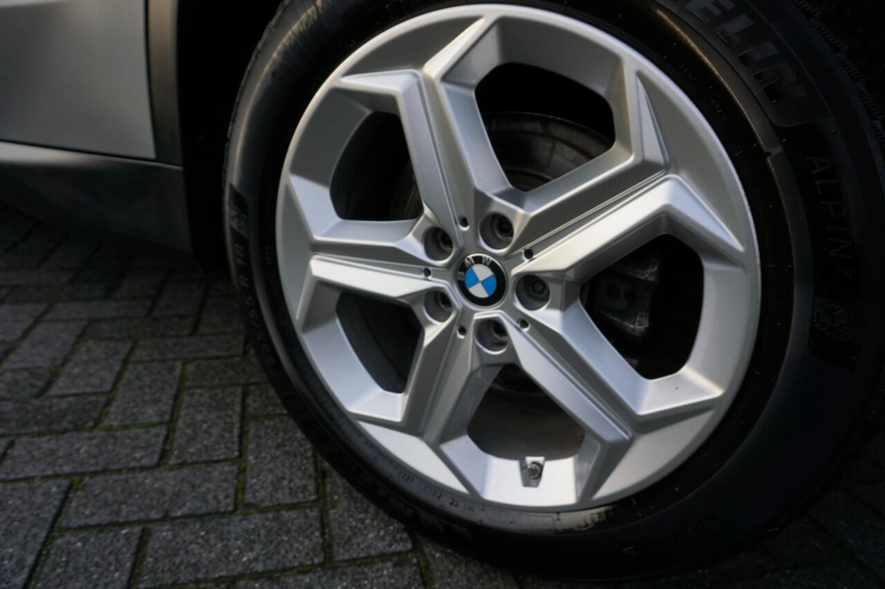 BMW X1 SDRIVE 18I BUSINESS EDITION KEURIGE NETTE STAAT VOLLEDIG DEALER ONDERHOUDEN CAMERA FULL LED NAVI ANDROID-APPLECARPLAY KEYLESS CLIMA CRUISE BLUETOOTH PDC V+A 18INCH ENZ...