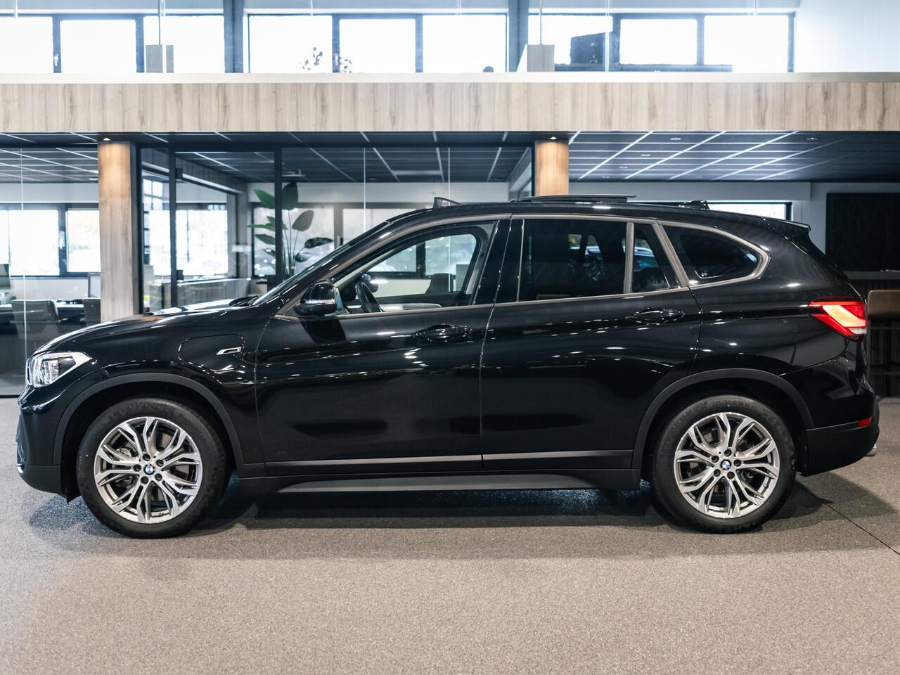 BMW X1 xDrive25e High Executive Sportline | Panorama | Camera | HUD | 4x4 | Stoelverwarming