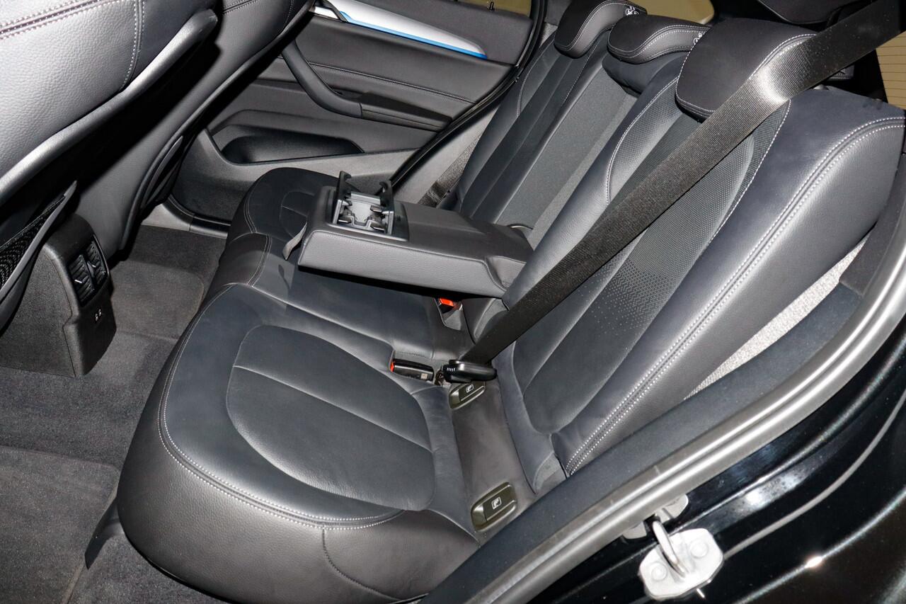 BMW X1 20iA Xdr.M-SPORT High Executive PANO | HEAD UP | LEDER | FULL LED | STOELVERW | DAB | NAVI | CRUISE | LMV