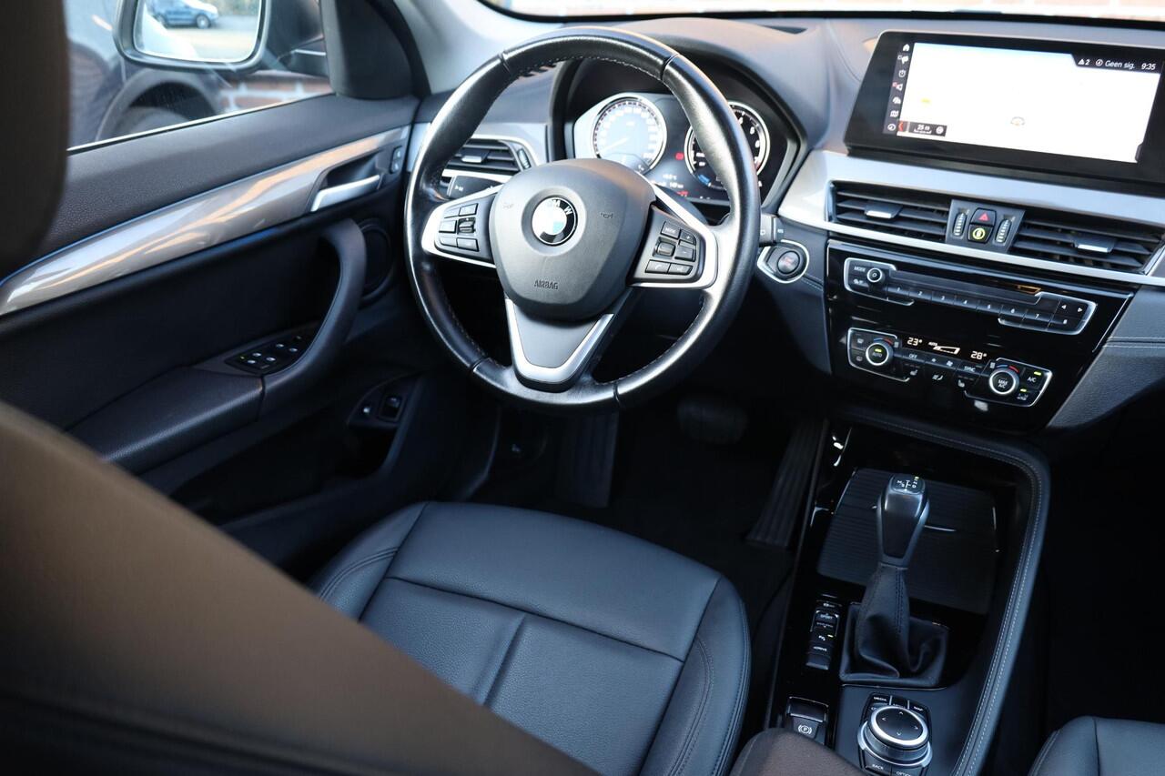 BMW X1 xDrive25e PHEV High Executive Edition LEER TREKHAAK-AFN HUD CAMERA CRUISE DAB NAVI STOELVERWARMING 2XPDC CLIMA ELEC-KOFFERBAK 18"LMV