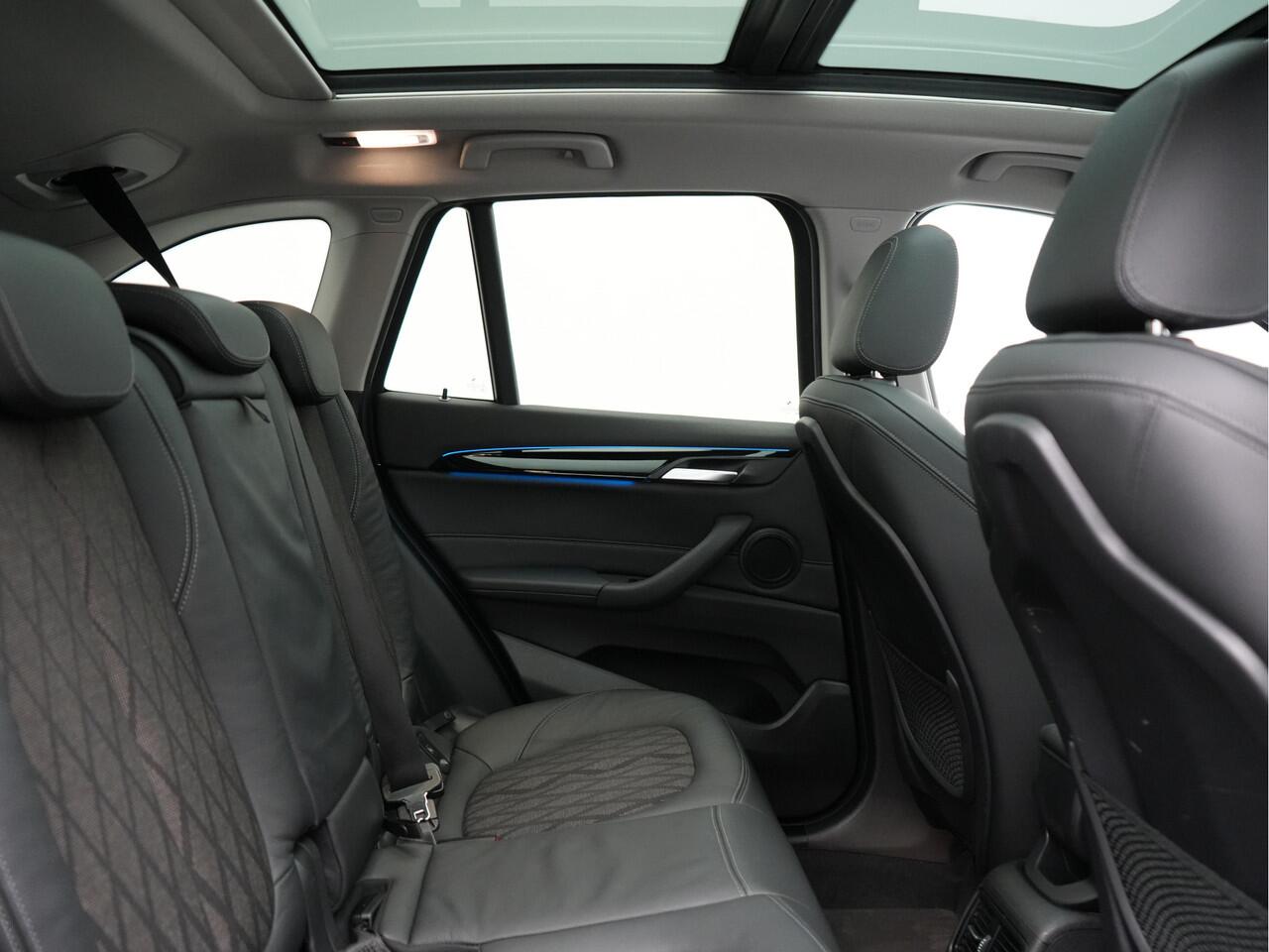 BMW X1 xDrive25e Sportline Plug In Hybrid 221pk Dealer O.H. PHEV | Trekhaak Afn. | Panodak | Head Up | Lederen Sportstoelen Verwarmd | LED Koplampen | Sfeerverlichting | Navigatie | Cruise Control | DAB |