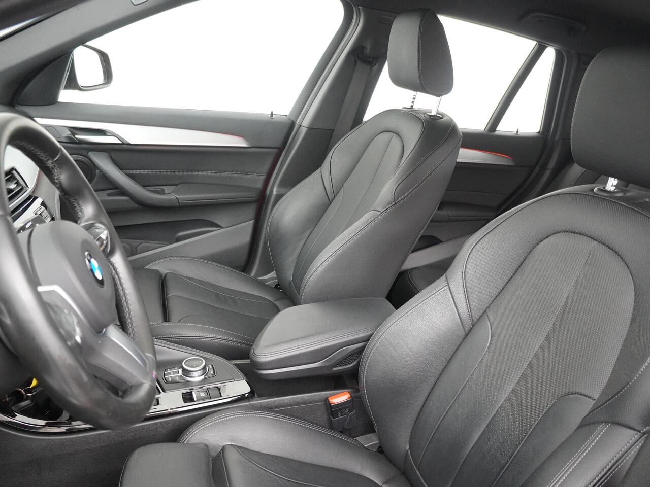 BMW X1 sDrive20i VDL Nedcar Edition | Trekhaak | Stoelverwarming | Head-up Display | Achteruitrijcamera