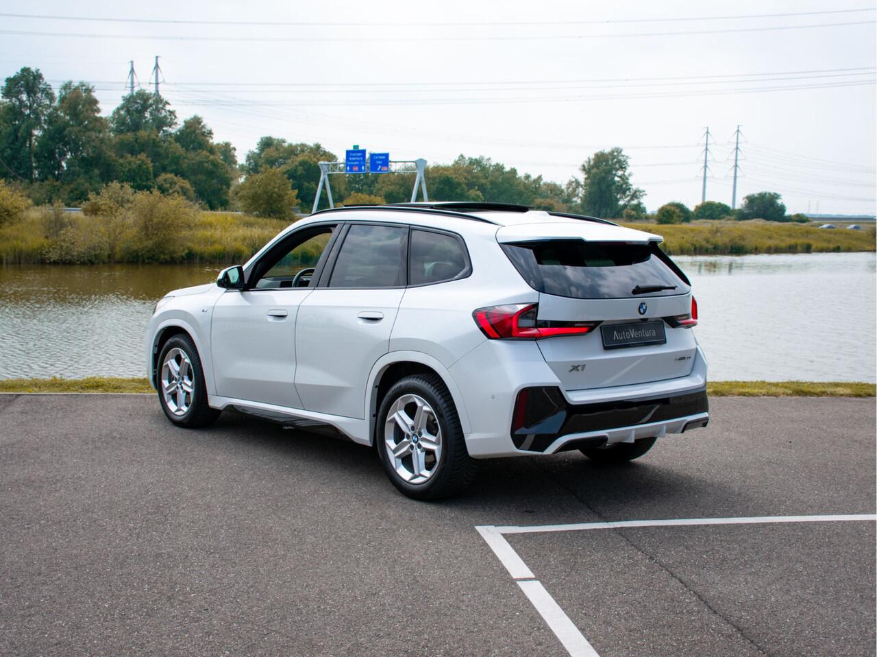 BMW X1 sDrive20i Steptronic M-Sport | Trekhaak | Elektrische stoelen | Adap. LED | Harman Kardon | Schuif-kantel Pano | 360 Camera