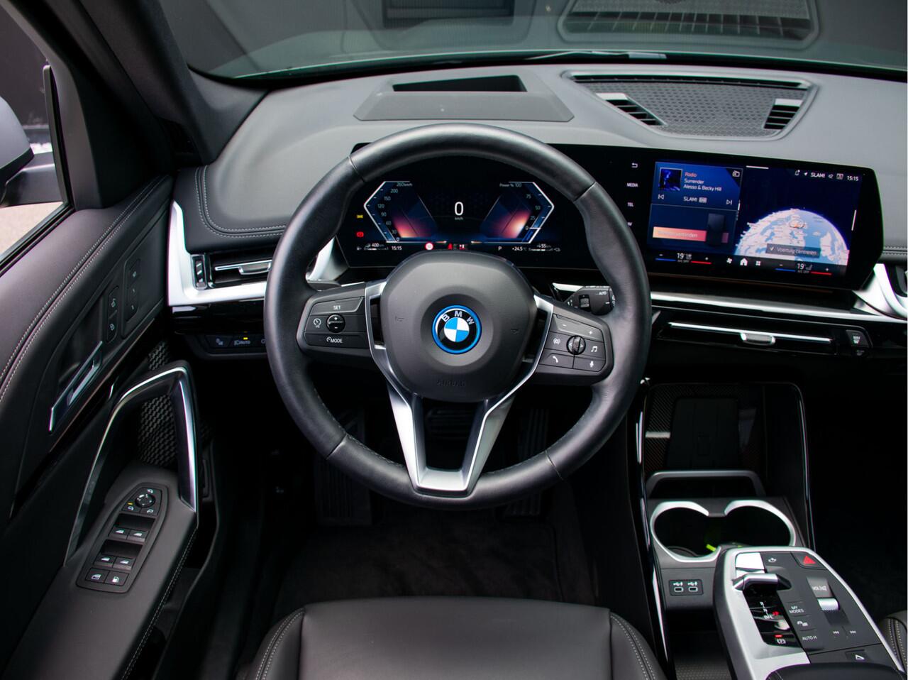 BMW X1 xDrive25e High Executive Trekhaak l Adapt. Cruise l Adapt. LED l Head-Up l Stoelverwarming l Head-Up l Elek. Stoelen l Verwarmd stuurwiel l 360 Camera