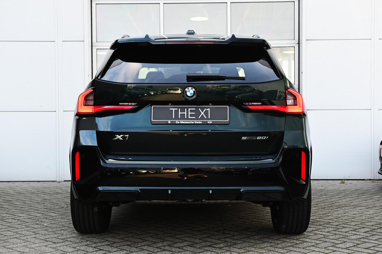 BMW X1 sDrive20i High Executive M Sport Automaat / Panoramadak / Trekhaak / Sportstoelen / M Adaptief onderstel / Comfort Access / Adaptieve LED / Parking Assistant Plus / Head-Up / Harman Kardon