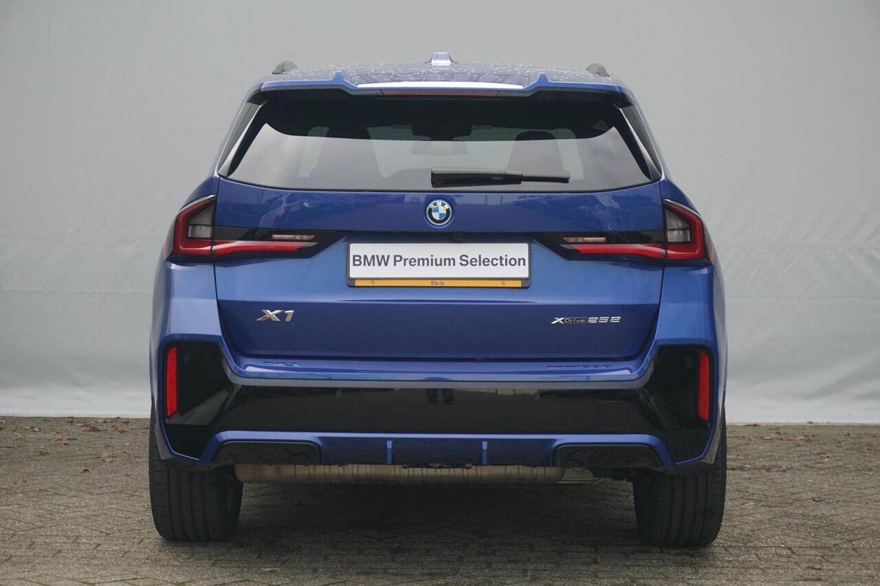 BMW X1 xDrive25e M Sportpakket 20'' / Panoramadak / Harman Kardon / Trekhaak / Elektrisch Verstelbare M Sportstoelen